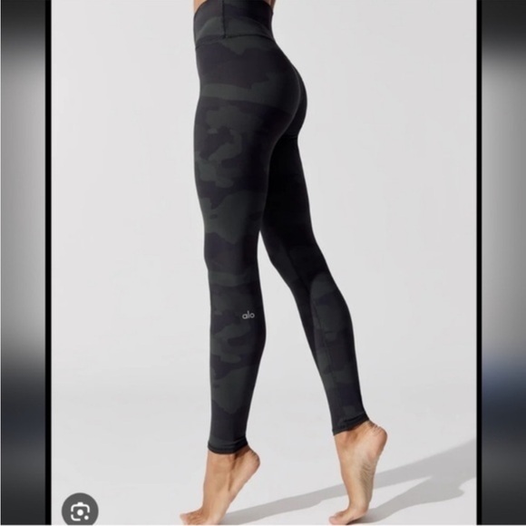 ALO Yoga Pants - Alo Yoga Camo Highwaist Legging Women’s Small